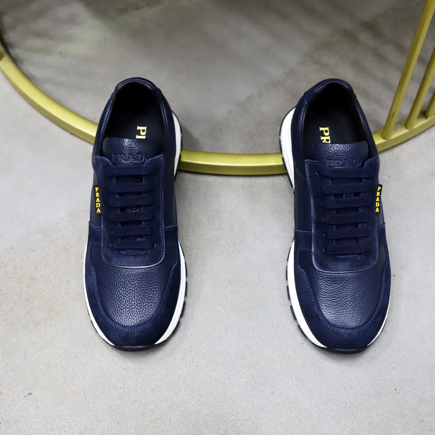 Factory price: 740💰Top original order Brand: PRADA (Prada) Standard code: Men's size 38/44 (45 can be customized) Grade: Same as the official website Material: Original cowhide stitching imported cowhide lining Original combination two-color wear-resistant soft outsole Style category: Leisure and sports version Young fashion European and American trend British style Color: Real picture color